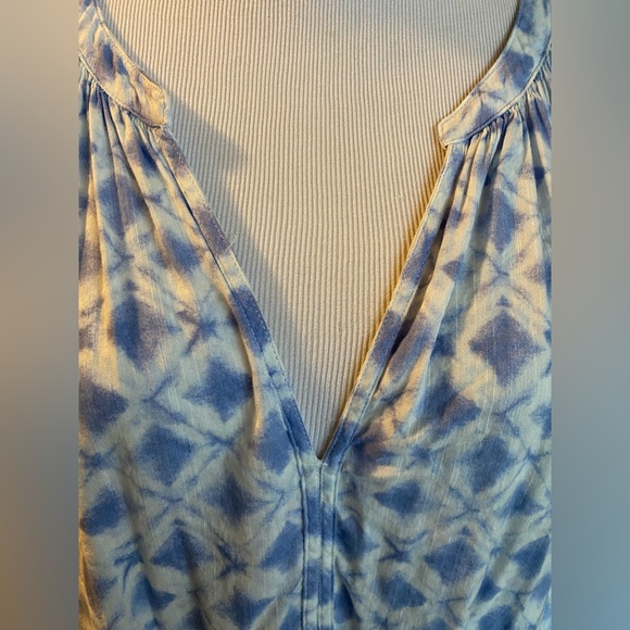 Gap | Blue & White Patterned Long Sleeved Blouse With V-Neck & Fitted Sleeves - Picture 7 of 10